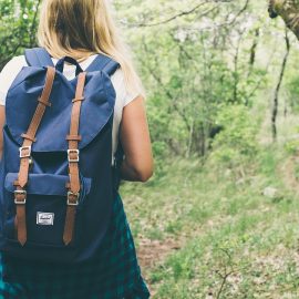 Pourquoi le sac banane est l’accessoire indispensable pour voyager ?