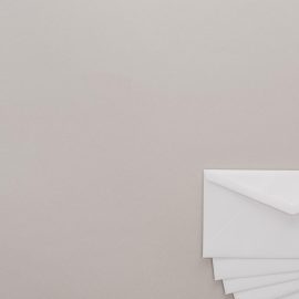 Solutions pratiques pour gérer les retours avec des enveloppes non affranchies