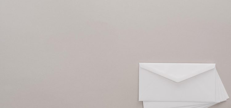 Solutions pratiques pour gérer les retours avec des enveloppes non affranchies